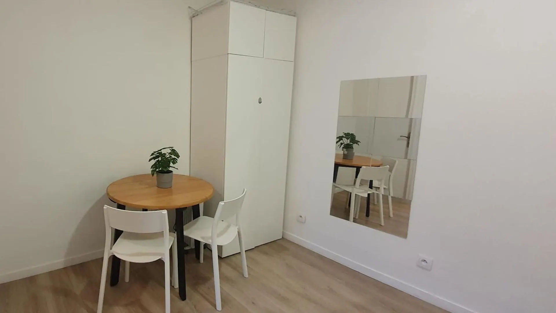 Studio Near Buttes-Chaumont Parigi 0*,  Francia