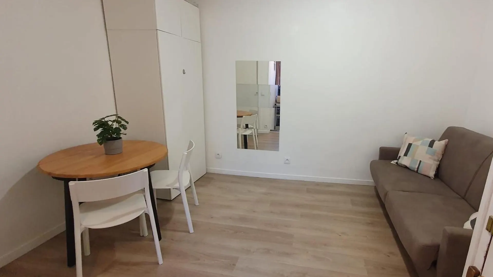 Studio Near Buttes-Chaumont Parigi